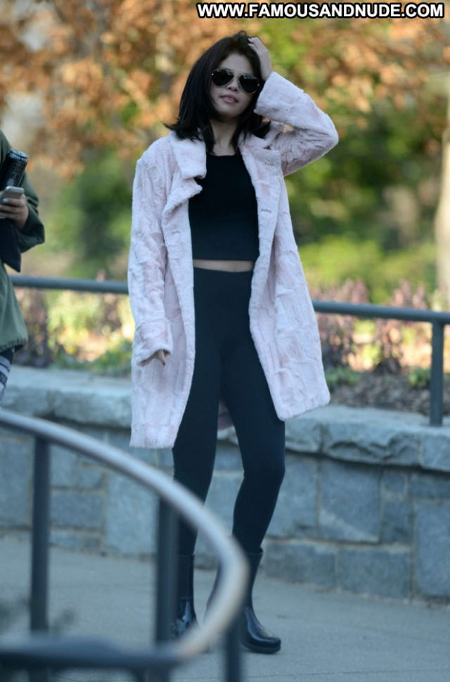 Selena Gomez Beautiful Paparazzi Babe Celebrity Posing Hot Hot Sexy